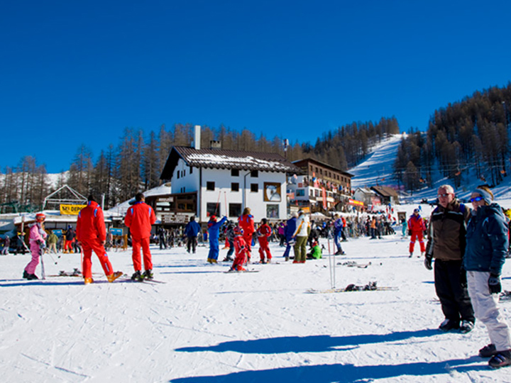 Skiers gathering for ski school lessons at Sauze d'Oulx